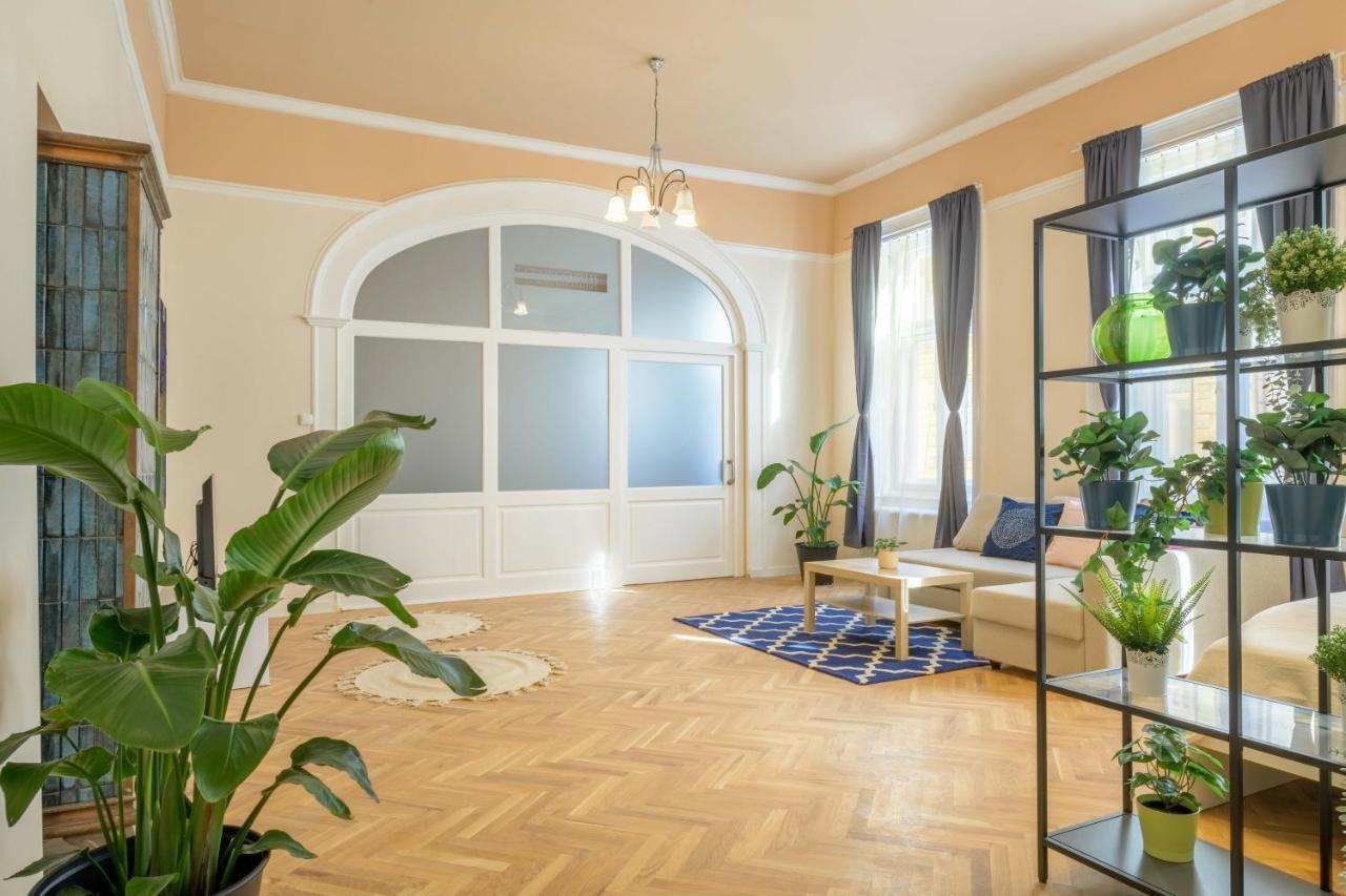 Best Seasons La Famiglia Budapest Ngoại thất bức ảnh