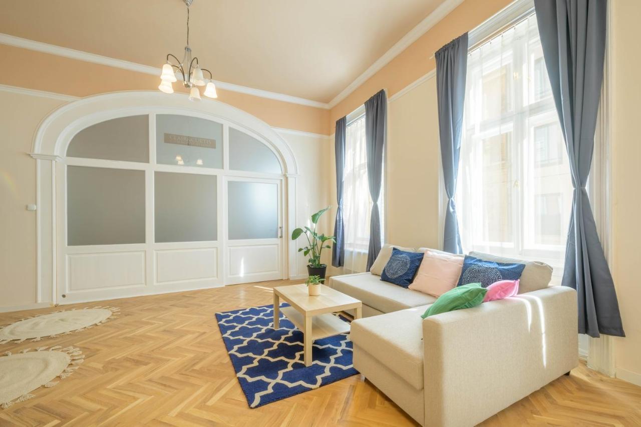 Best Seasons La Famiglia Budapest Ngoại thất bức ảnh