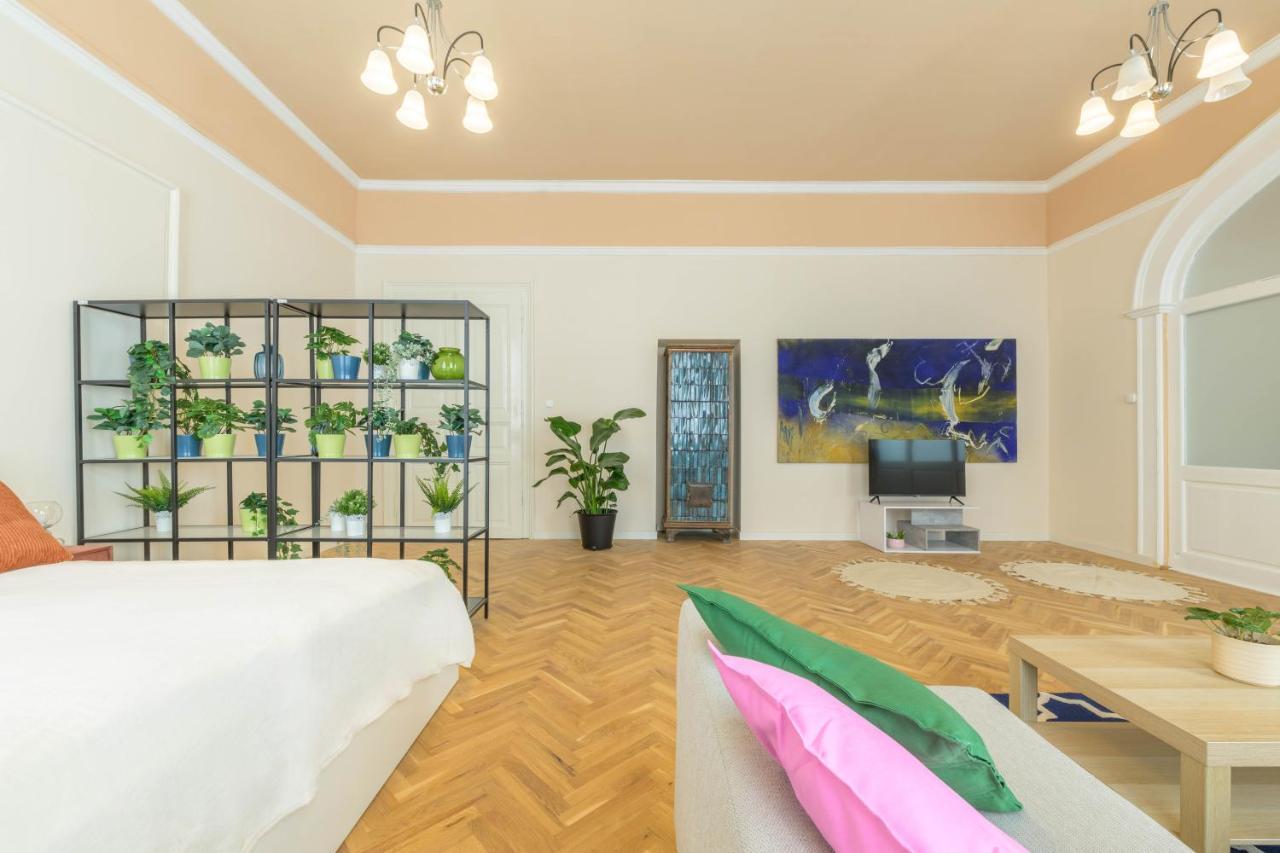 Best Seasons La Famiglia Budapest Ngoại thất bức ảnh