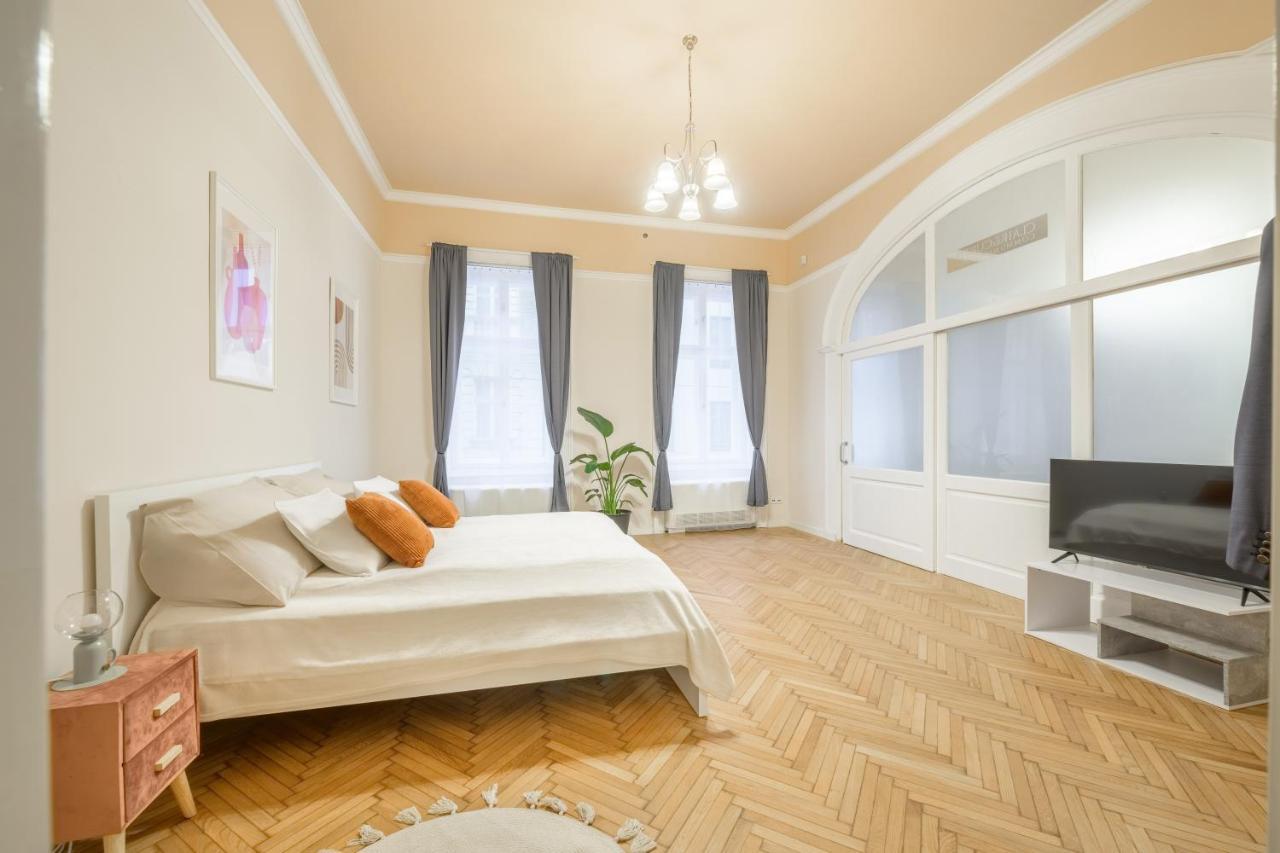 Best Seasons La Famiglia Budapest Ngoại thất bức ảnh