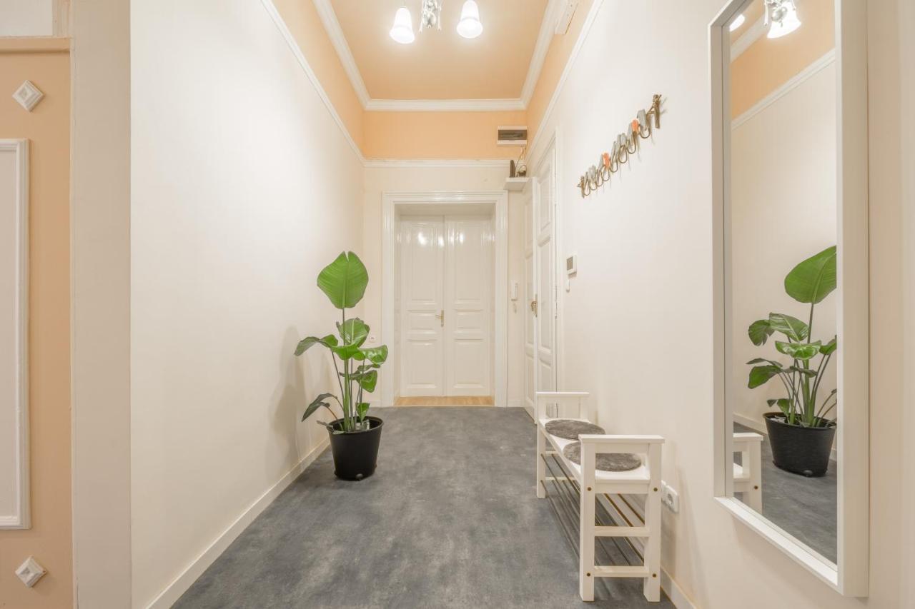Best Seasons La Famiglia Budapest Ngoại thất bức ảnh