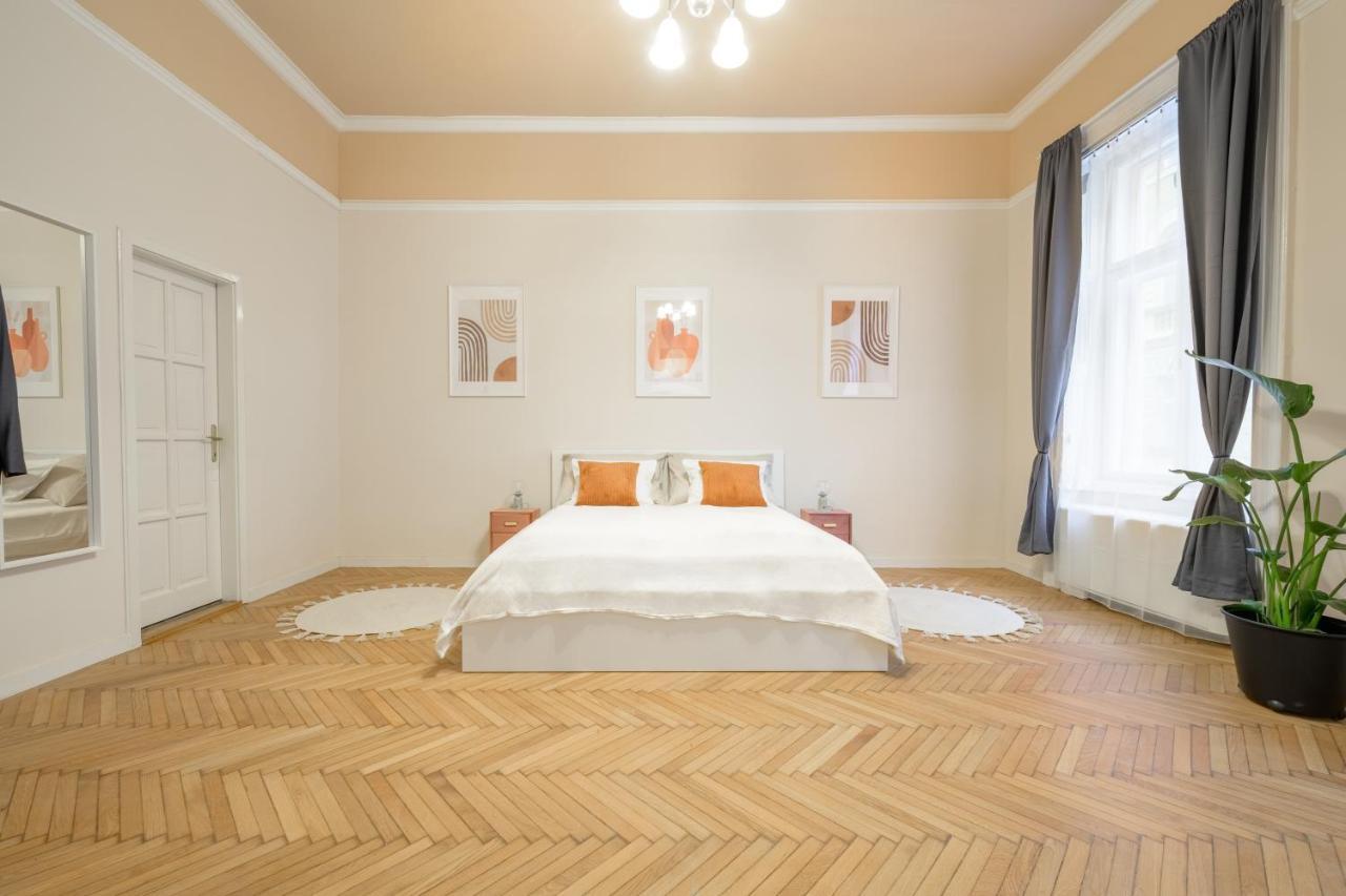 Best Seasons La Famiglia Budapest Ngoại thất bức ảnh
