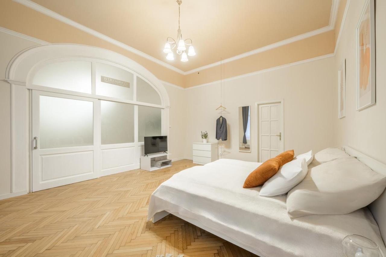Best Seasons La Famiglia Budapest Ngoại thất bức ảnh