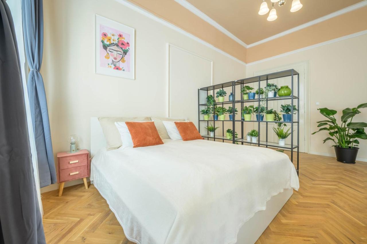 Best Seasons La Famiglia Budapest Ngoại thất bức ảnh