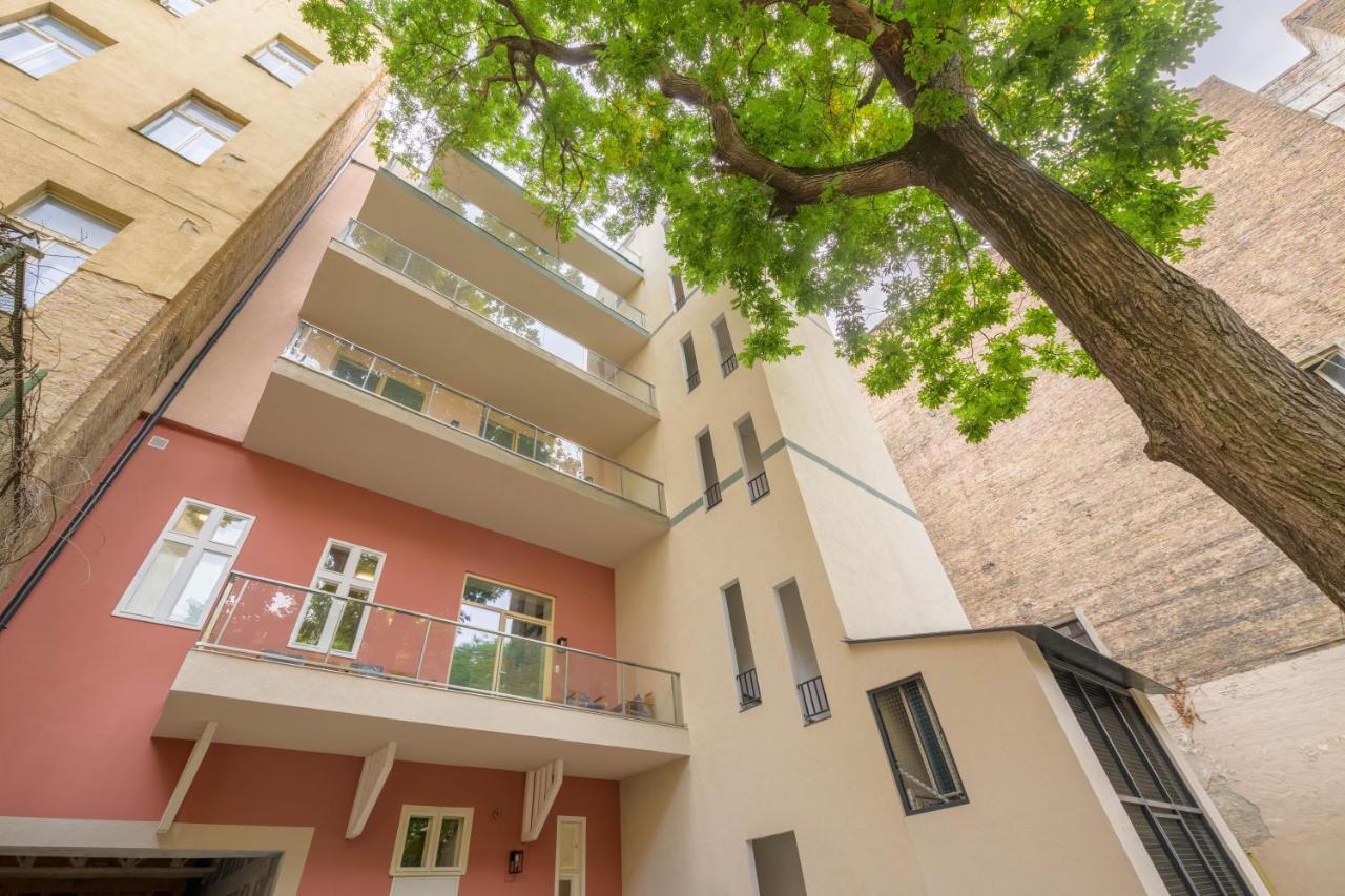 Best Seasons La Famiglia Budapest Ngoại thất bức ảnh