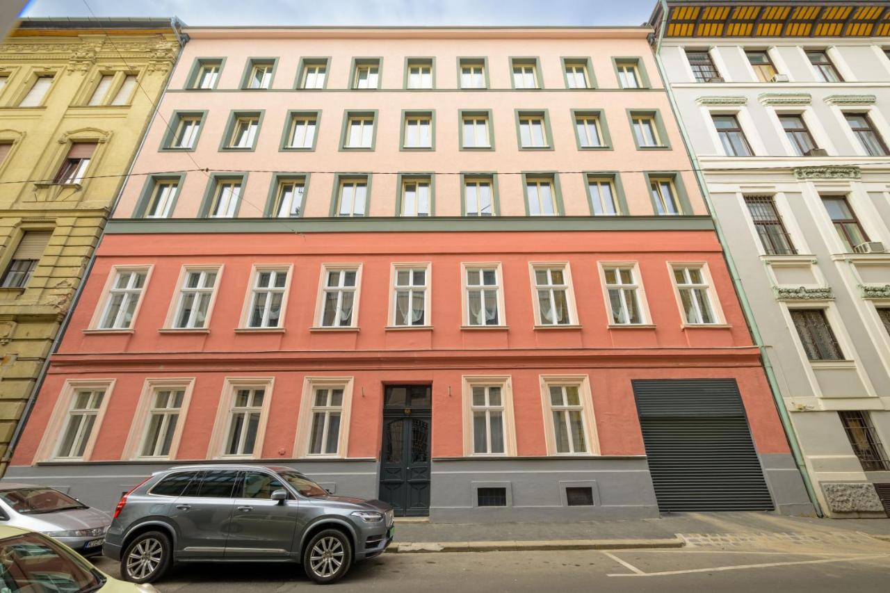 Best Seasons La Famiglia Budapest Ngoại thất bức ảnh