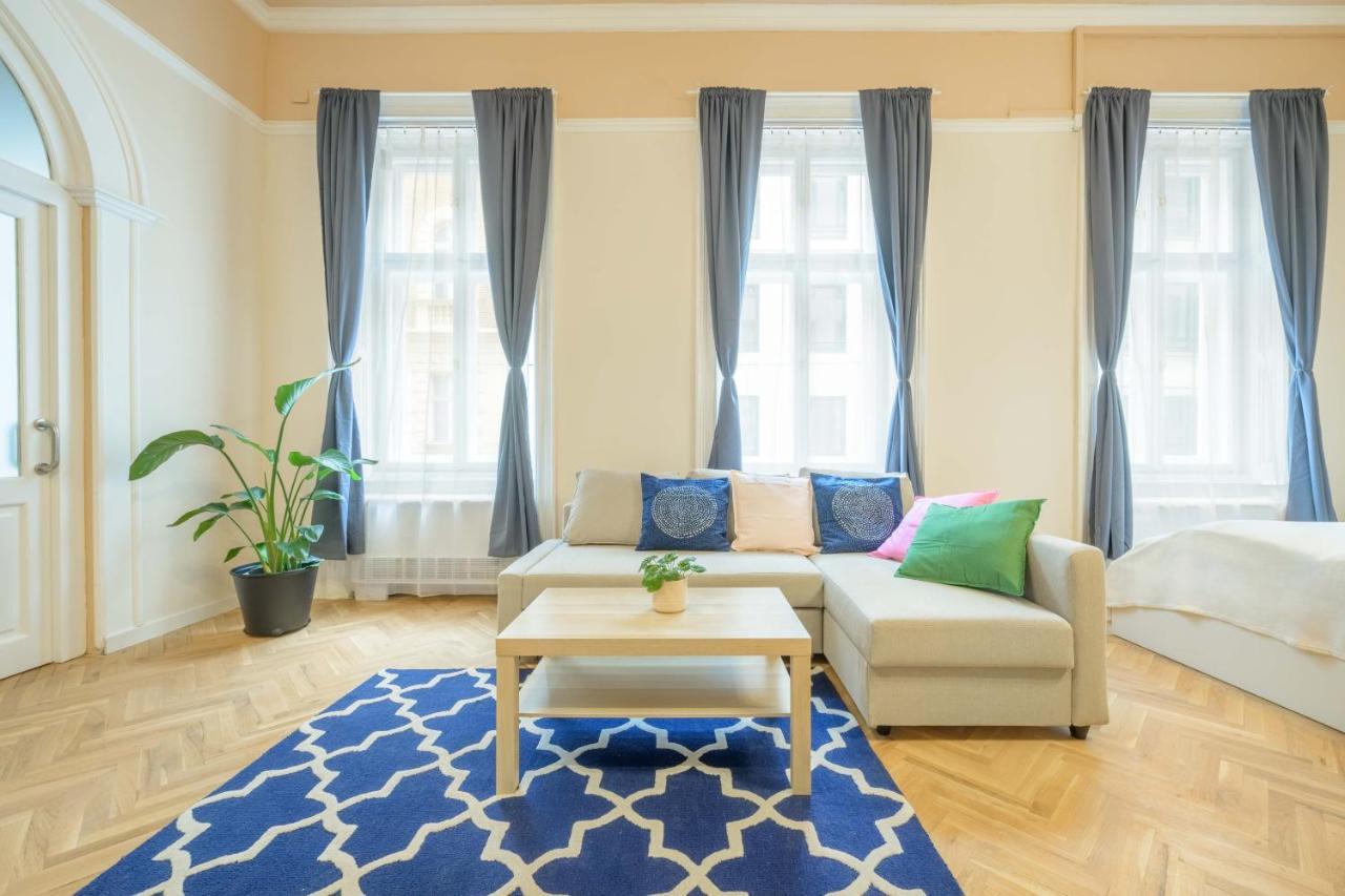 Best Seasons La Famiglia Budapest Ngoại thất bức ảnh